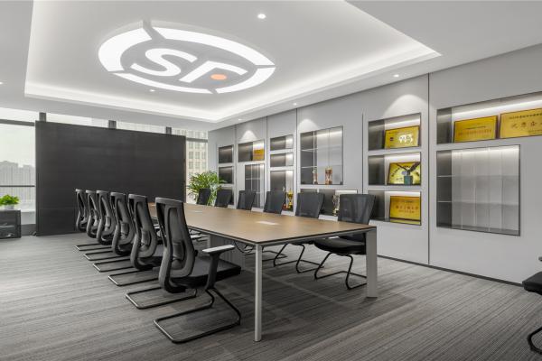 长桌与配套会议椅形成稳定的会议秩序，展示柜强化企业文化表达