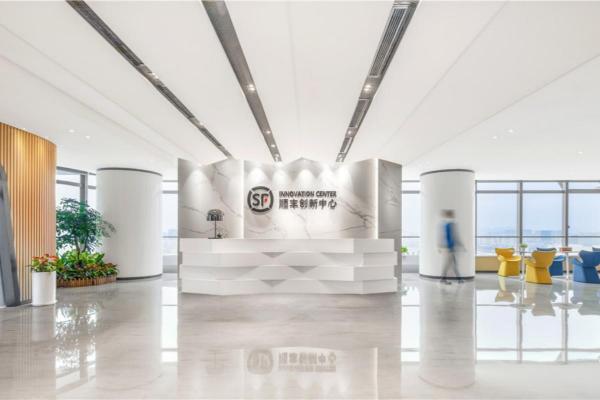 前台以白色层叠造型、品牌标识和明亮动线强化到访体验