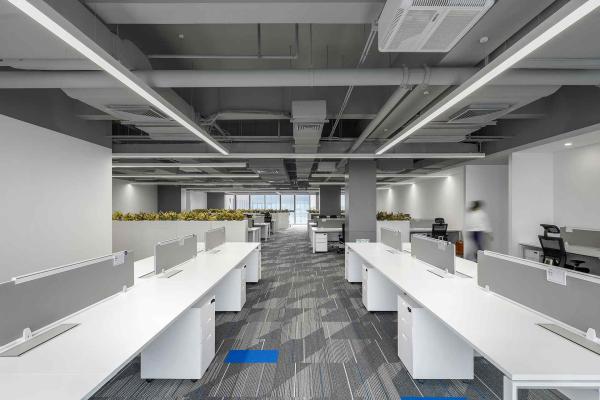 开放办公区配置模块化工作站、屏风及桌下储物柜
