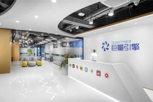 前台区:接待台、等待沙发和彩色小圆凳共同建立企业第一印象 前台区:接待台、等待沙发和彩色小圆凳共同建立企业第一印象