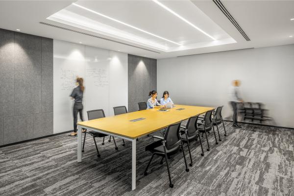 会议室：会议桌椅组合满足多人协作、培训与决策沟通