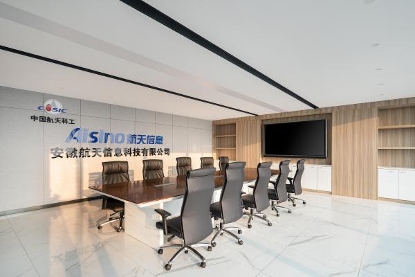 会议室家具，长条形木饰面会议桌、高背会议椅、会议柜和企业背景墙
