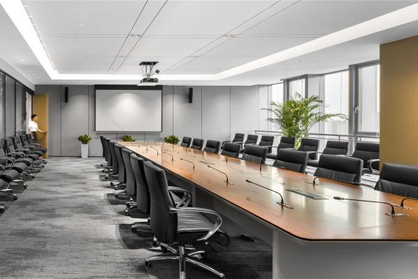 大型会议室配置长条会议桌、高背会议椅及旁听座椅，提升多人会议空间的使用效率