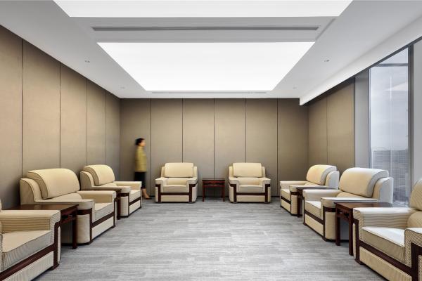 商务接待沙发与实木边几组合，营造舒适、正式且具有礼仪感的贵宾会客环境