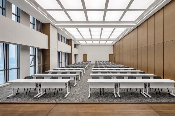 培训室家具实拍，培训桌椅整齐排列，适用于企业培训和会议活动