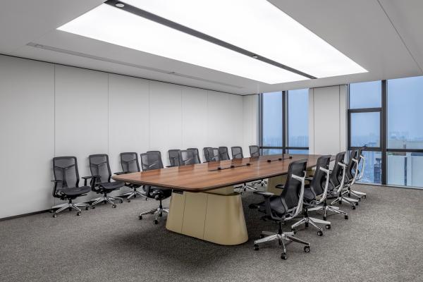 现代会议室办公家具，长方形木纹会议桌搭配人体工学网布会议椅