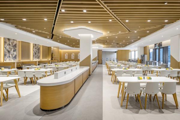 员工餐厅家具实拍，包含定制餐桌、餐椅和卡座，为员工提供舒适明亮的用餐空间