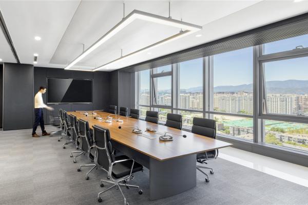 大型会议室家具，木纹长会议桌黑色皮质会议椅与落地窗办公环境-