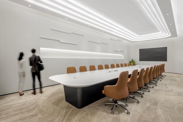 大型会议室家具，椭圆形会议桌、棕色带脚轮会议椅和会议显示墙