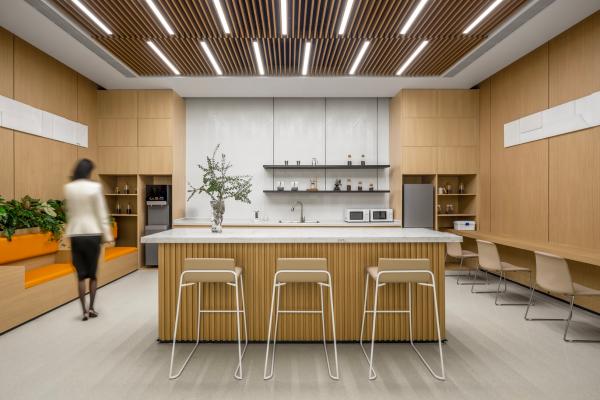 茶水间家具配置，含定制茶水柜、吧台、高脚椅和餐叙卡座