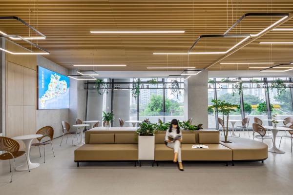 开放休闲洽谈区办公家具，模块化沙发、休闲椅、圆几与绿植组合