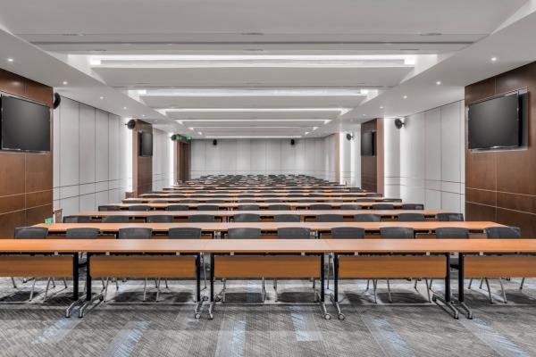 多功能培训会议室，采用灵活组合培训桌和会议椅，适用于培训、宣讲与部门会议