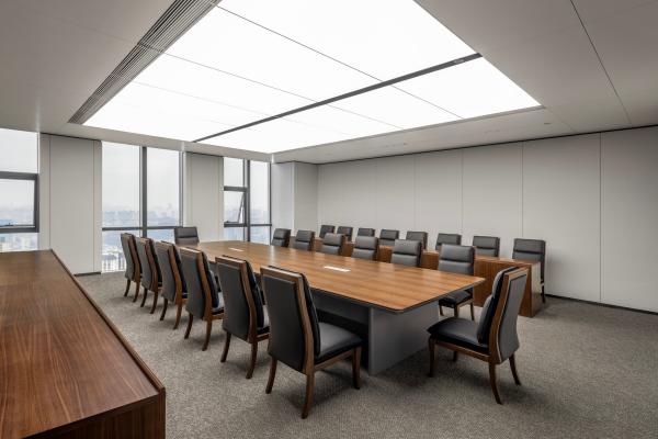 高管会议室家具实拍，大型实木会议桌与黑色皮质高背会议椅
