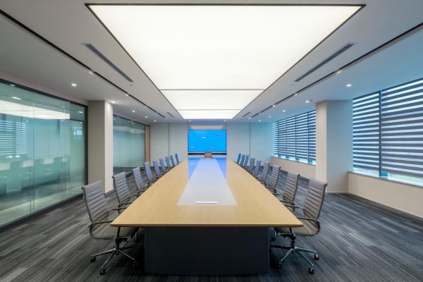 会议室家具实拍、浅色木制会议桌配真皮现代会议椅
