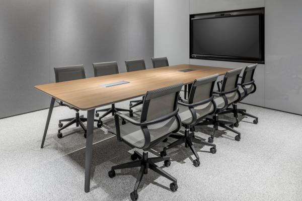 中小型会议室办公家具，木纹会议桌、带脚轮会议椅及墙面显示屏满足视频会议和项目讨论需求