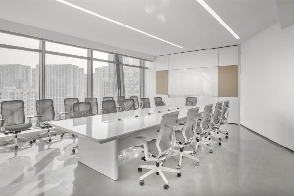 大型会议室家具实拍，包含白色长会议桌、灰色会议椅及现代化会议空间布局