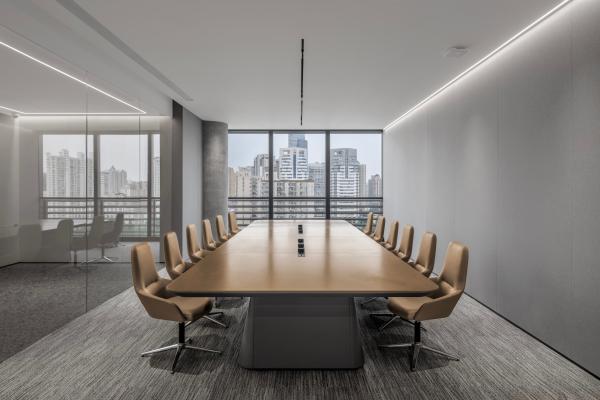 大型会议室家具，长型木纹会议桌搭配多把会议椅，适用于多人商务会议和管理层会议
